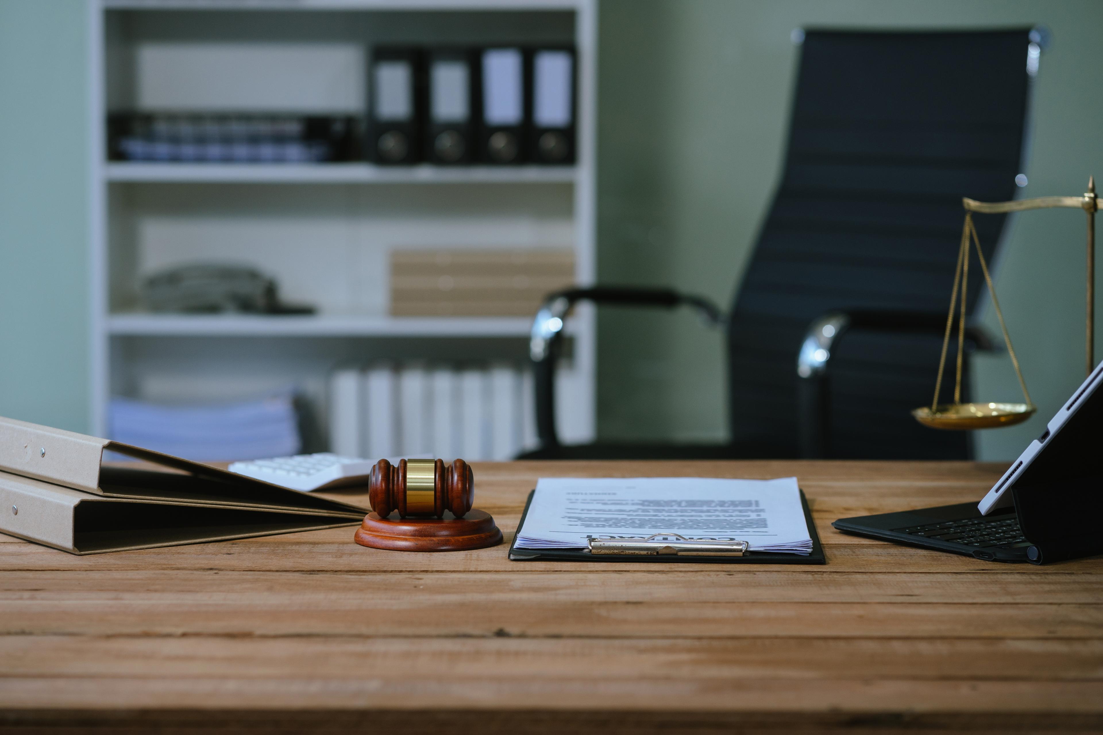 Bureau avec documents et marteau de juge.